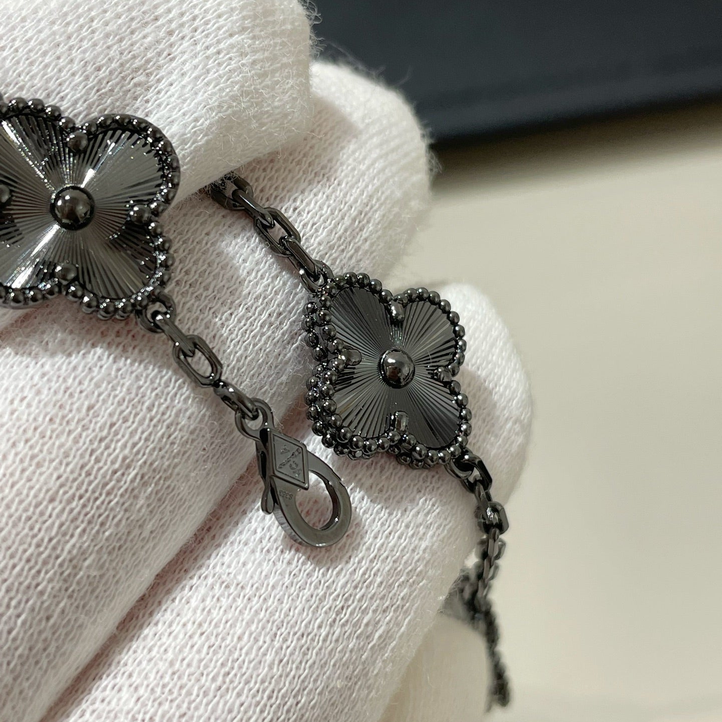 [Elitejewels]CLOVER 5 MOTIF BLACK BRACELET