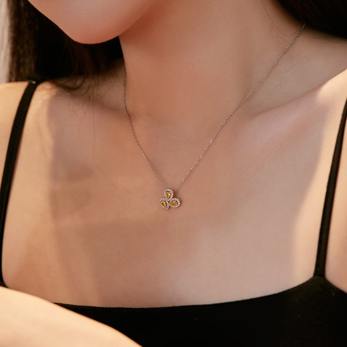 [Elitejewels]Elegant Flower Shape Pear Cut Necklace