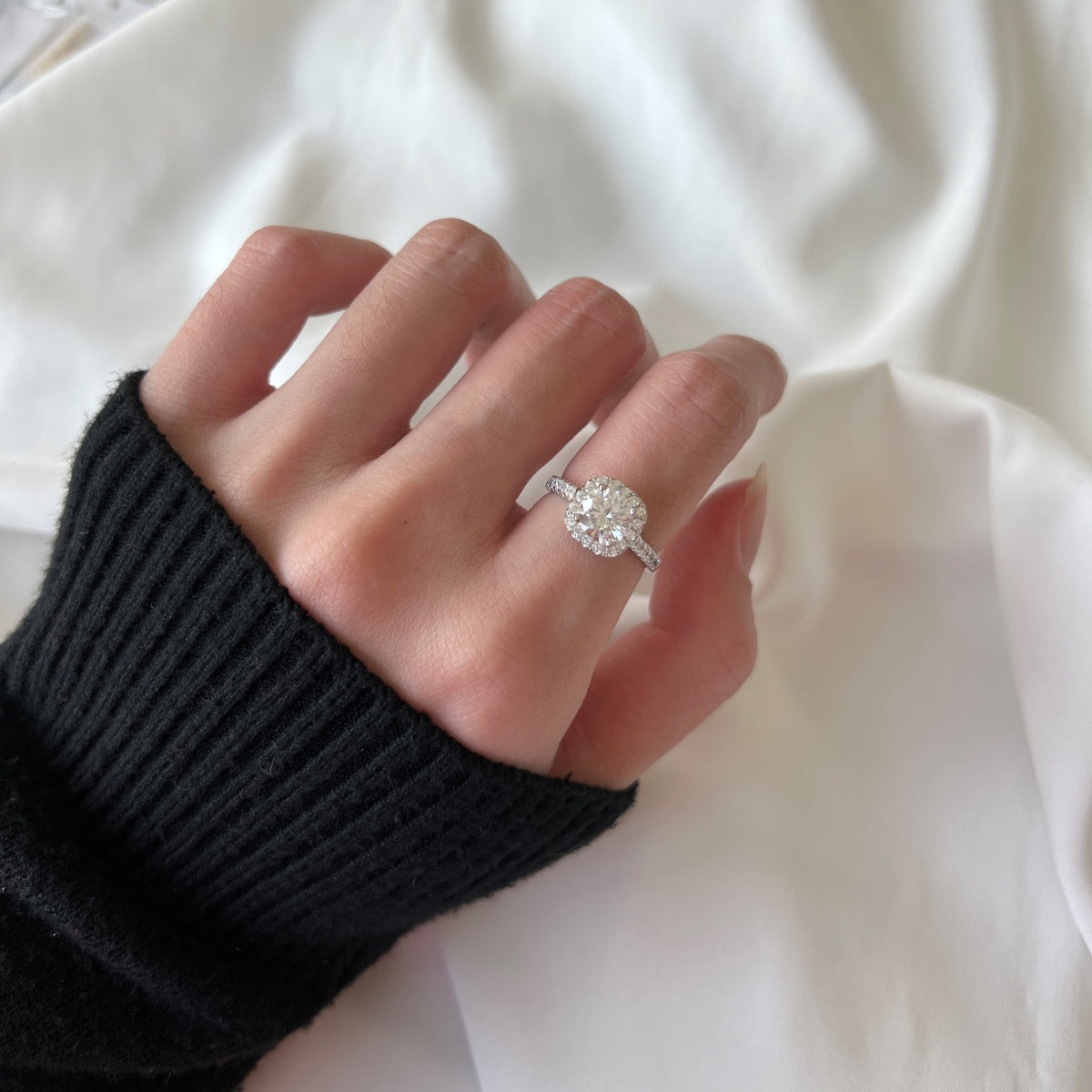 [Elitejewels] まばゆいばかりの輝きのラウンドカット結婚指輪