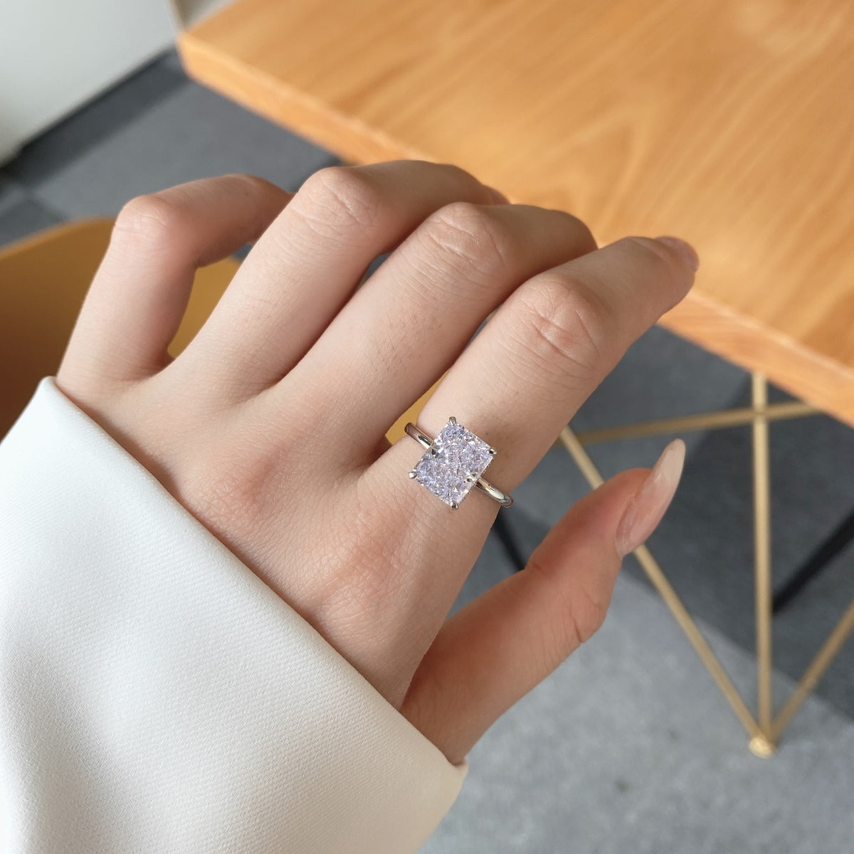 [Elitejewels]4.0カラットの華やかな魅惑的なラディアンドカットのバンケットリング