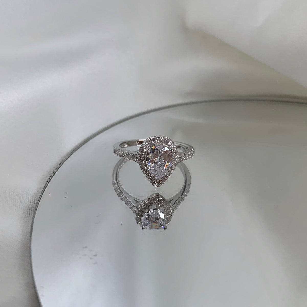 [Elitejewels]1.0カラットの豪華な輝くウォータードロップ型結婚指輪