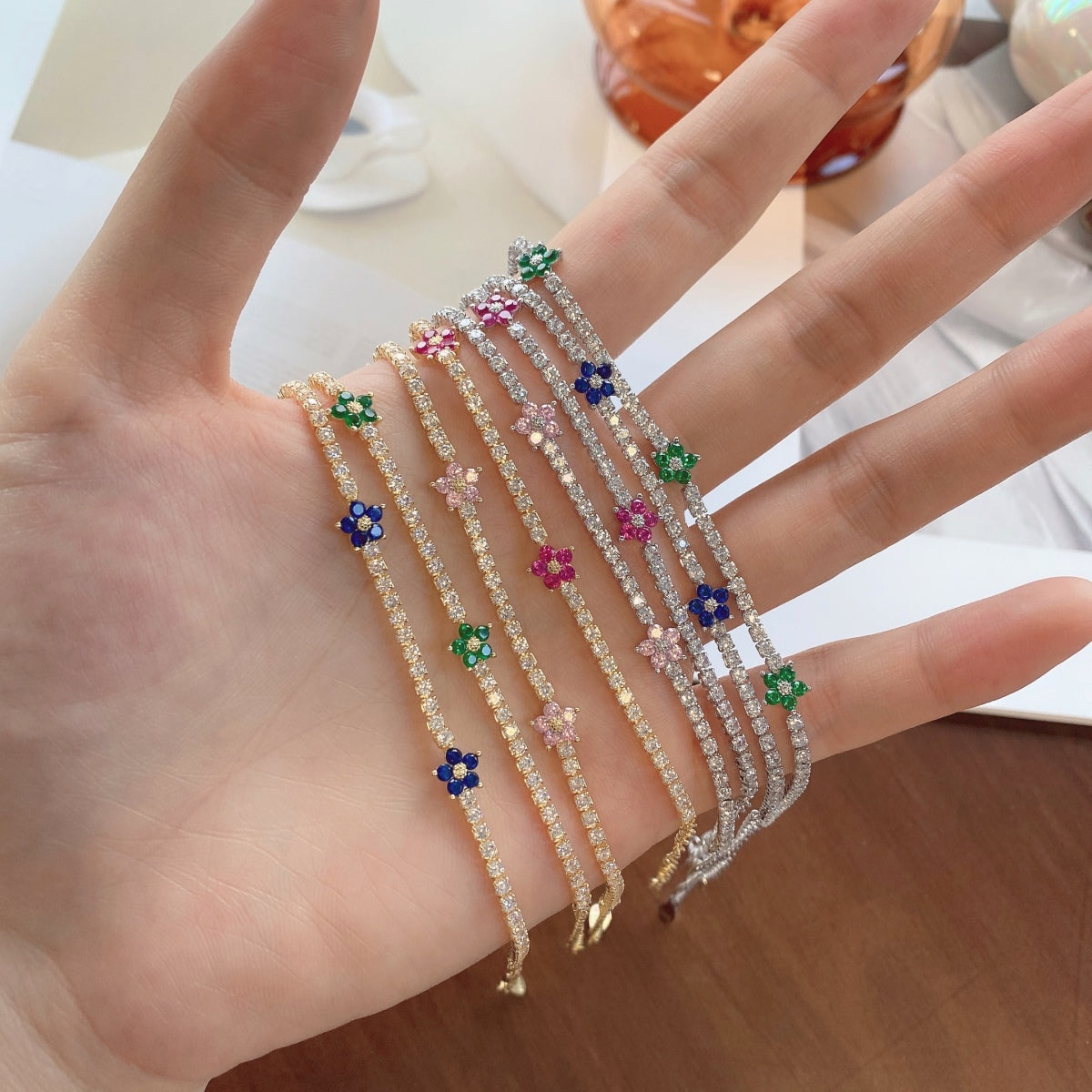 [Elitejewels]輝く花の形のテニスブレスレット