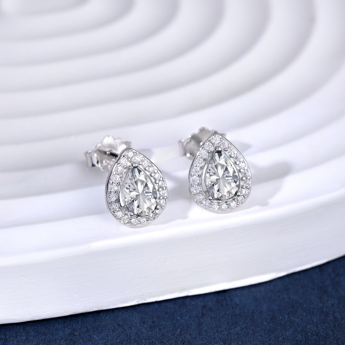 [Elitejewels]Luxurious Water Drop Shape Earrings