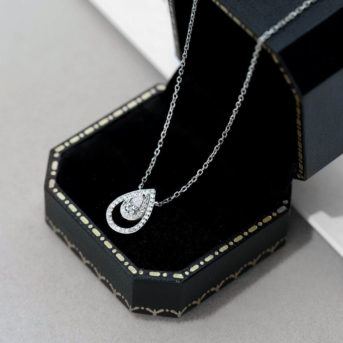 [Elitejewels]Sparkling Pear Cut Necklace