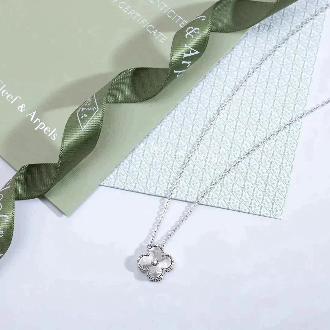 [Elitejewels]CLOVER  15MM DIAMOND LASER NECKLACE SILVER