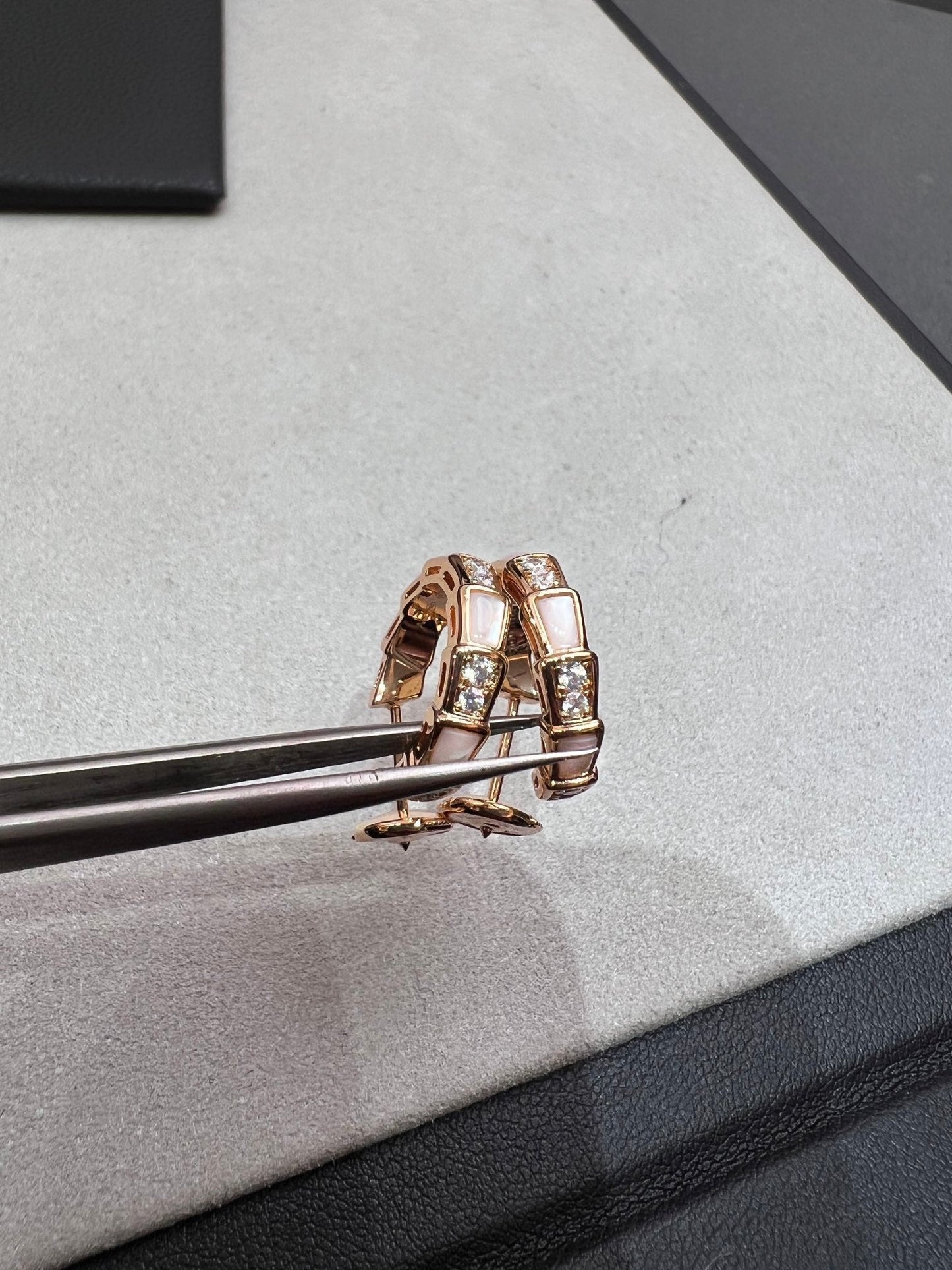 [Elitejewels]SERPENTI MOP PINK GOLD EARRINGS