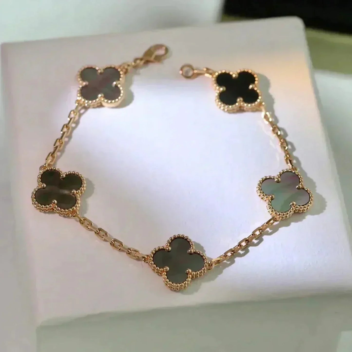 [Elitejewels]CLOVER 5 MOTIF GRAY MOP  BRACELET