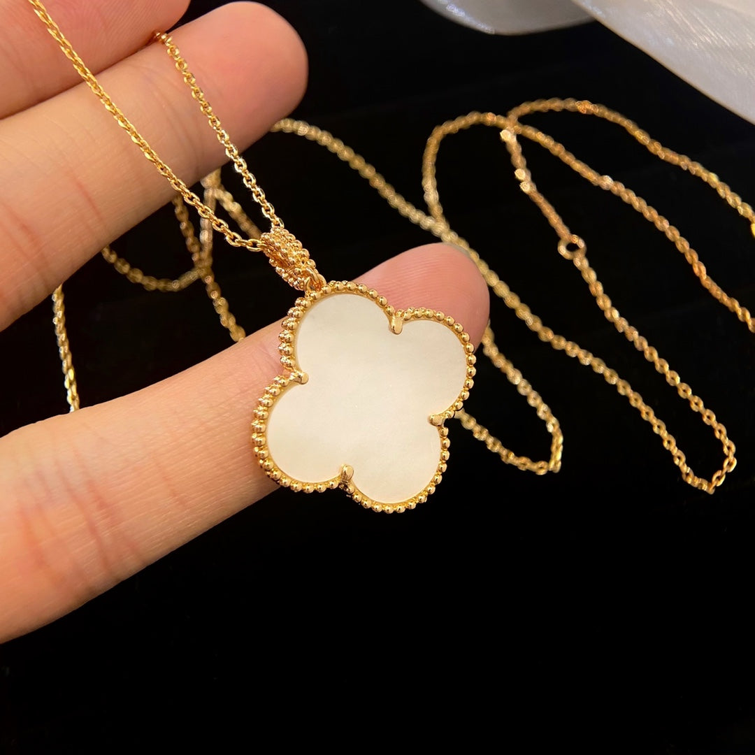 [Elitejewels]CLOVER 25MM MOP LARGE PENDANT NECKLACE