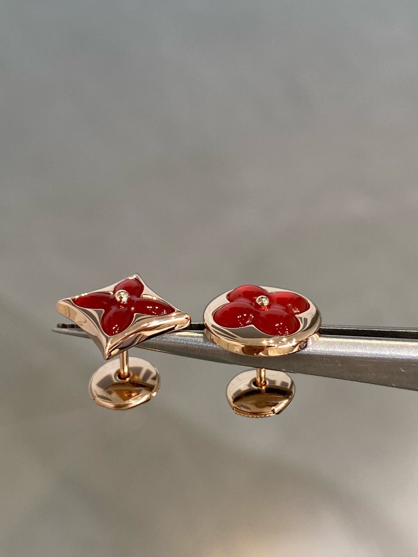 [Elitejewels]Ohrstecker mit Stern und Sonne aus Roségold mit Karneol