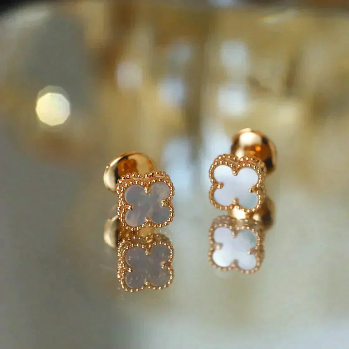 [Elitejewels]CLOVER MINI 9.5MM WHITE MOP EARRINGS