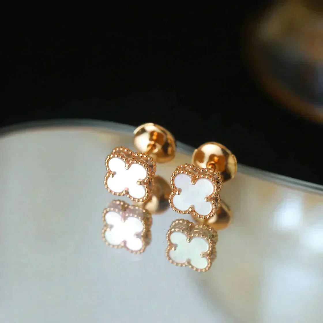 [Elitejewels]CLOVER MINI 9.5MM WHITE MOP EARRINGS