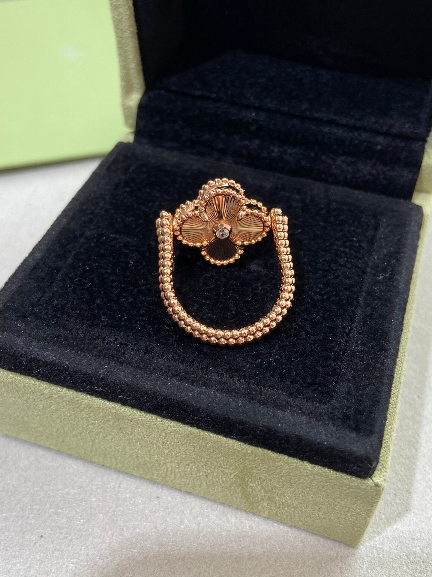 [Elitejewels] RING AUS ROSÉGOLD MIT KLEEBLATT