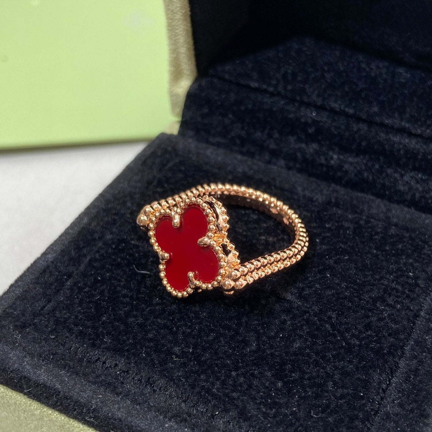 [Elitejewels] RING AUS ROSÉGOLD MIT KLEEBLATT