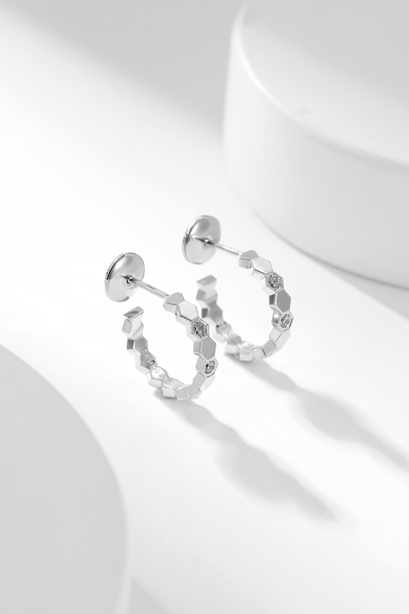 [Elitejewels]BEE LOVE DIAMOND HOOP EARRINGS