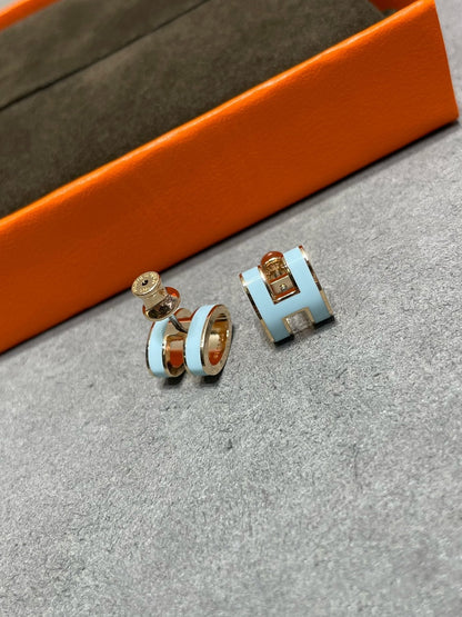 [Elitejewels]POP H SKY BLUE STUD EARRINGS