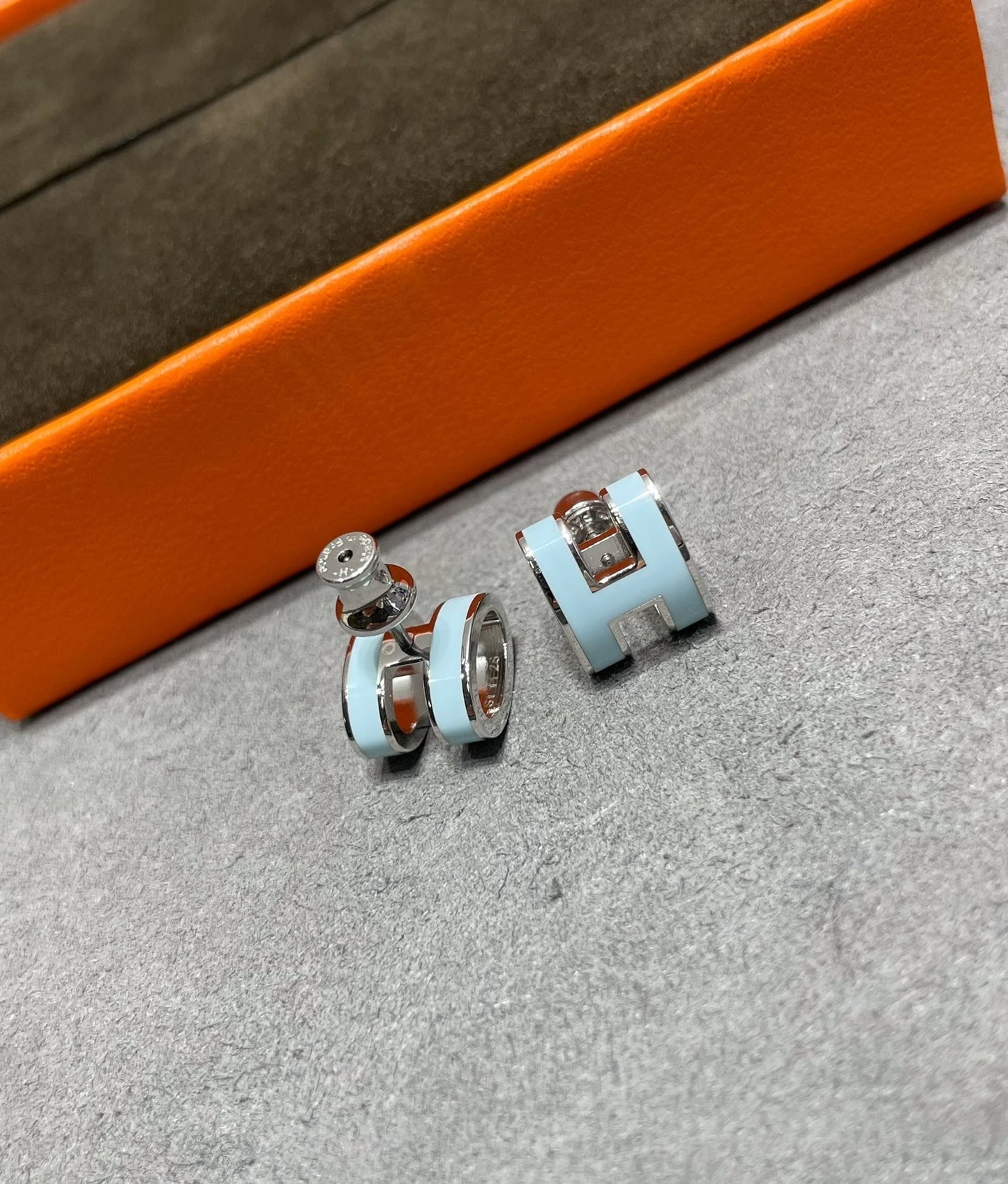 [Elitejewels]POP H SKY BLUE STUD EARRINGS