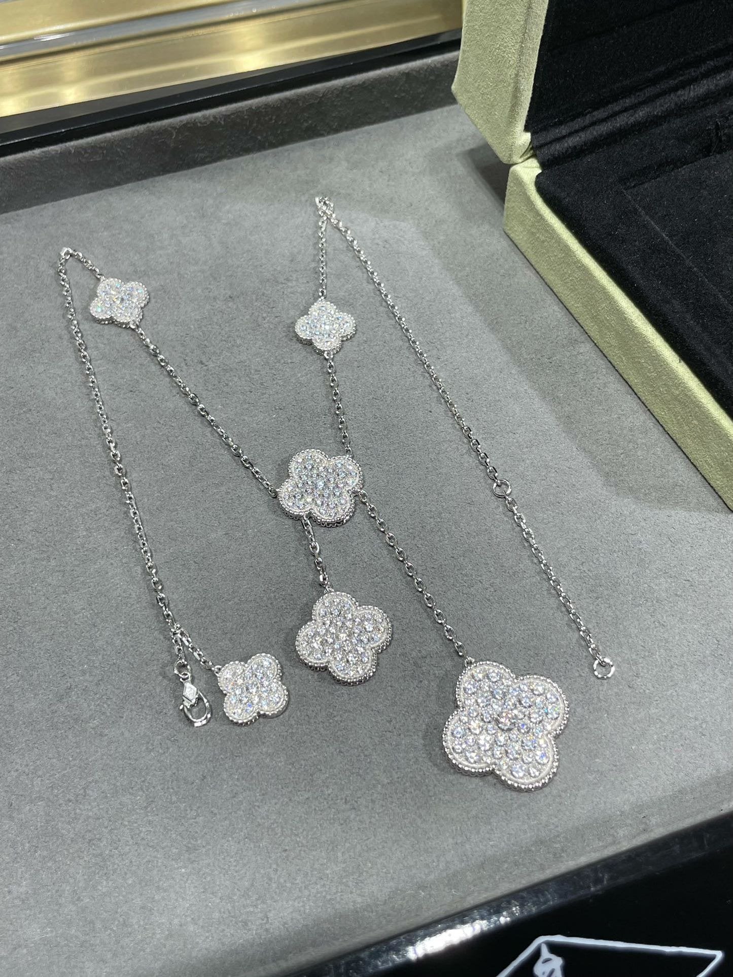 [Elitejewels]CLOVER 6 MOTIF DIAMOND PAVED NECKLACE