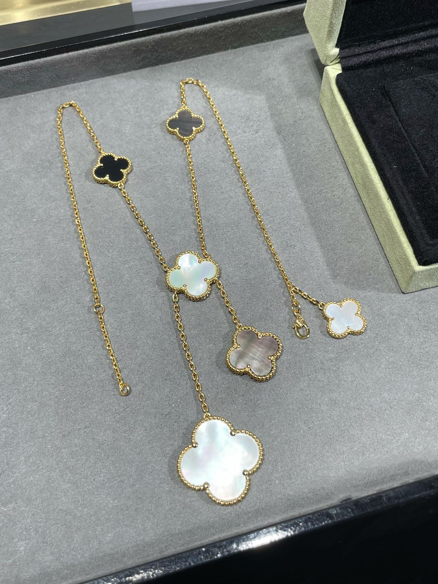 [Elitejewels]クローバー 6モチーフ モップ オニキス ゴールドネックレス