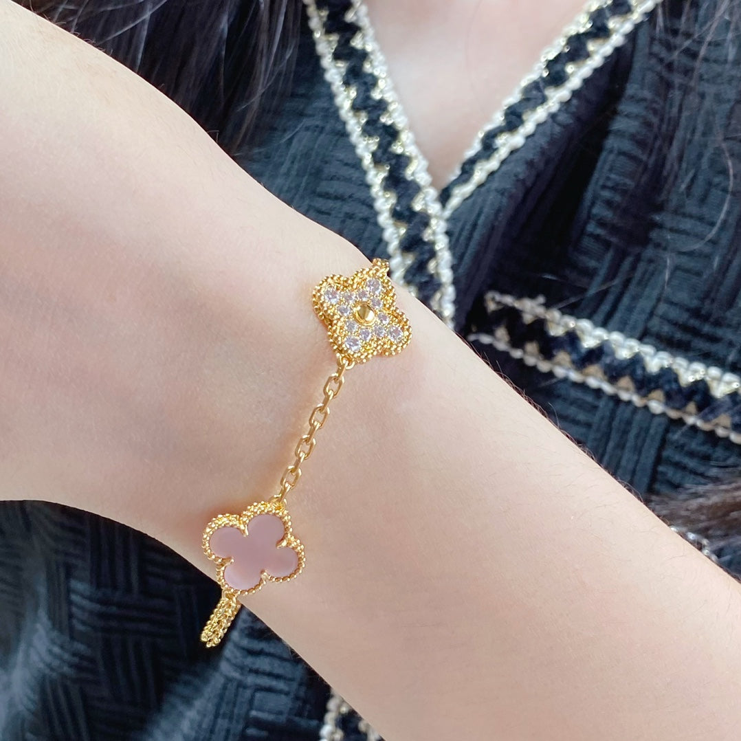 [Elitejewels] Armband aus rosa Kleeblatt-5-Motiv mit Diamanten und Perlmutt