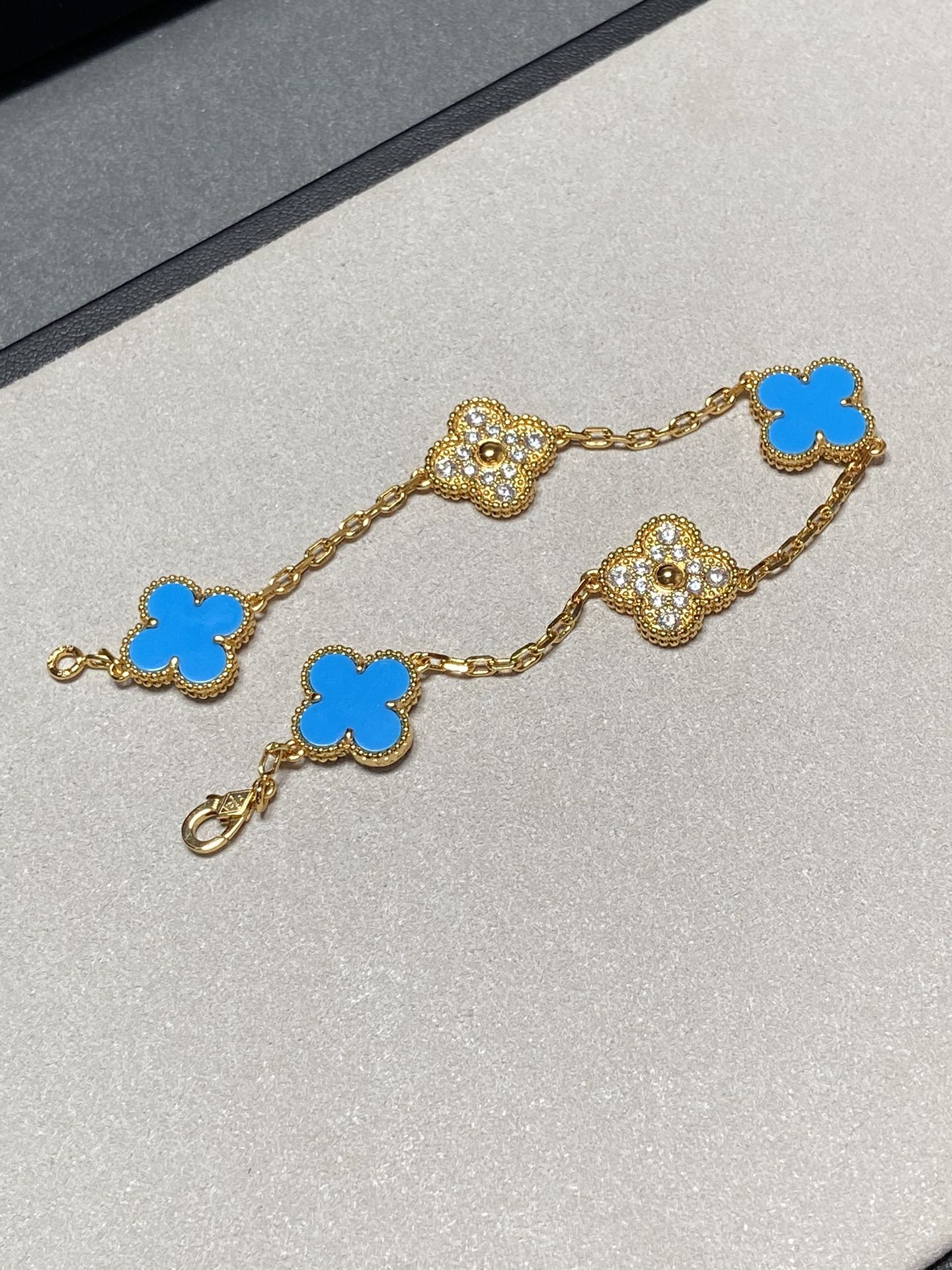 [Elitejewels]CLOVER 5 MOTIF BLUE CHALCEDONY DIAMOND GOLD BRACELET