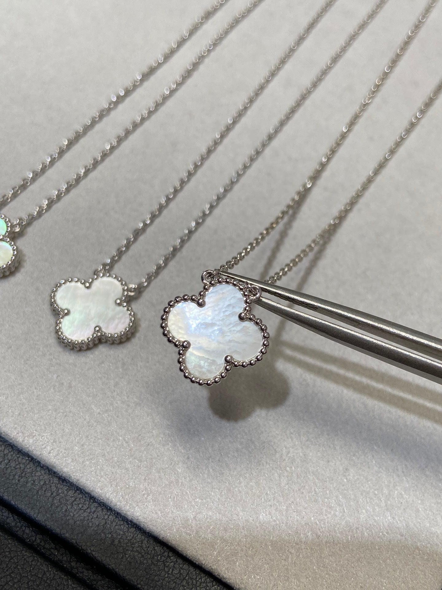 [Elitejewels]CLOVER MEDIUM SILVER WHITE MOP NECKLACE