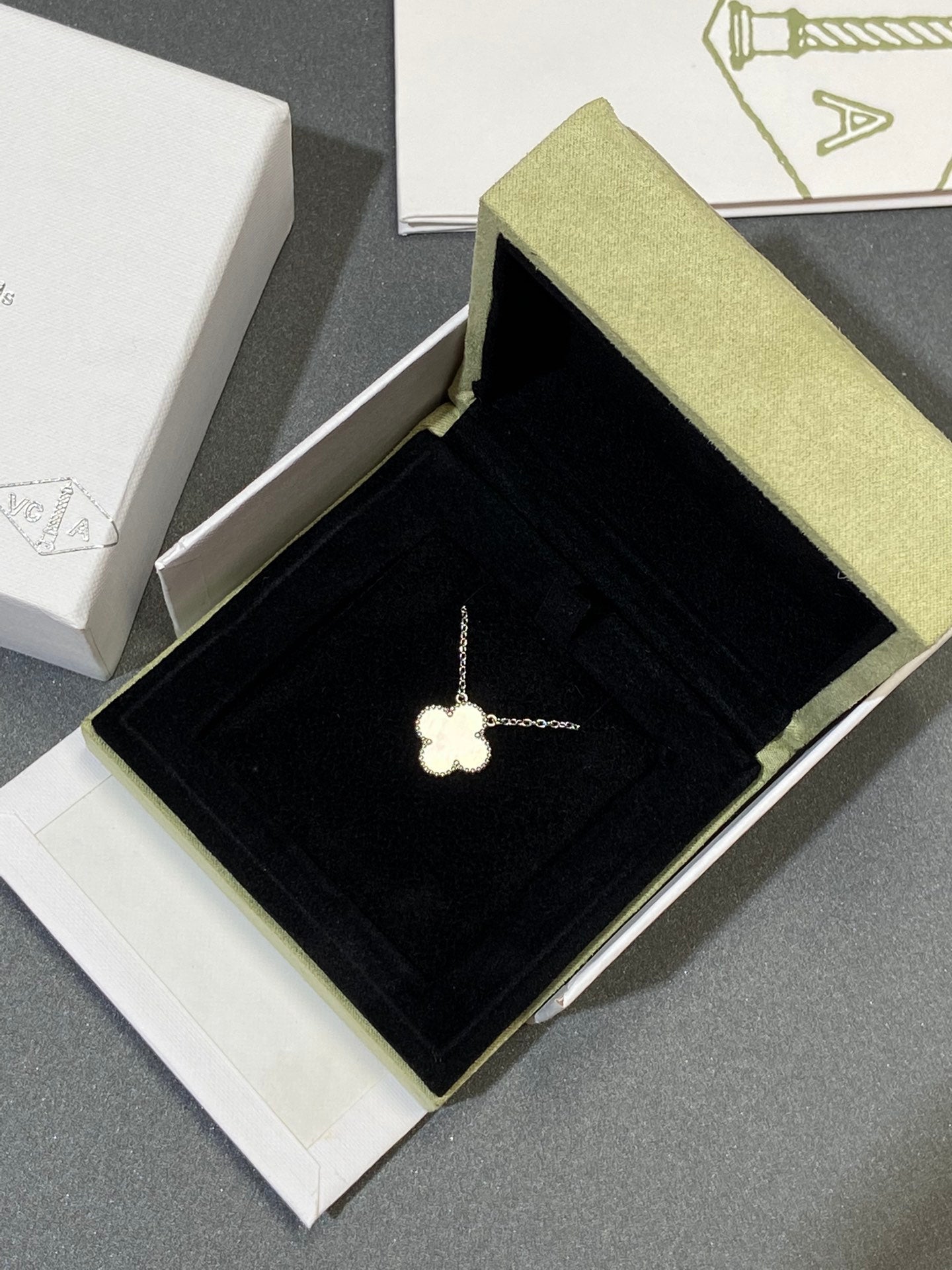 [Elitejewels]CLOVER MEDIUM SILVER WHITE MOP NECKLACE