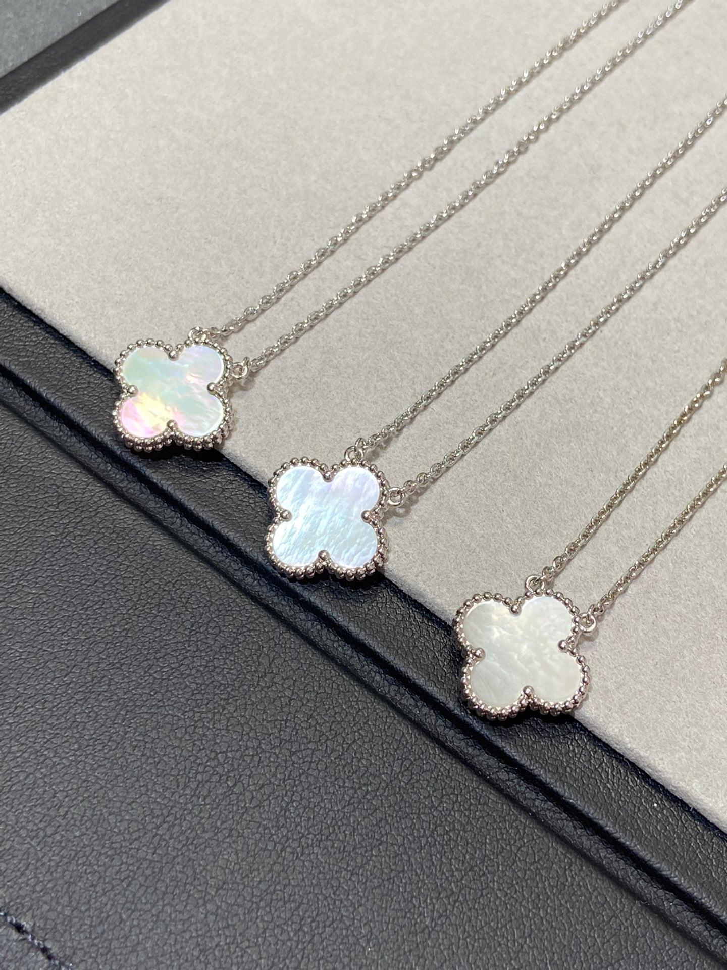 [Elitejewels]CLOVER MEDIUM SILVER WHITE MOP NECKLACE