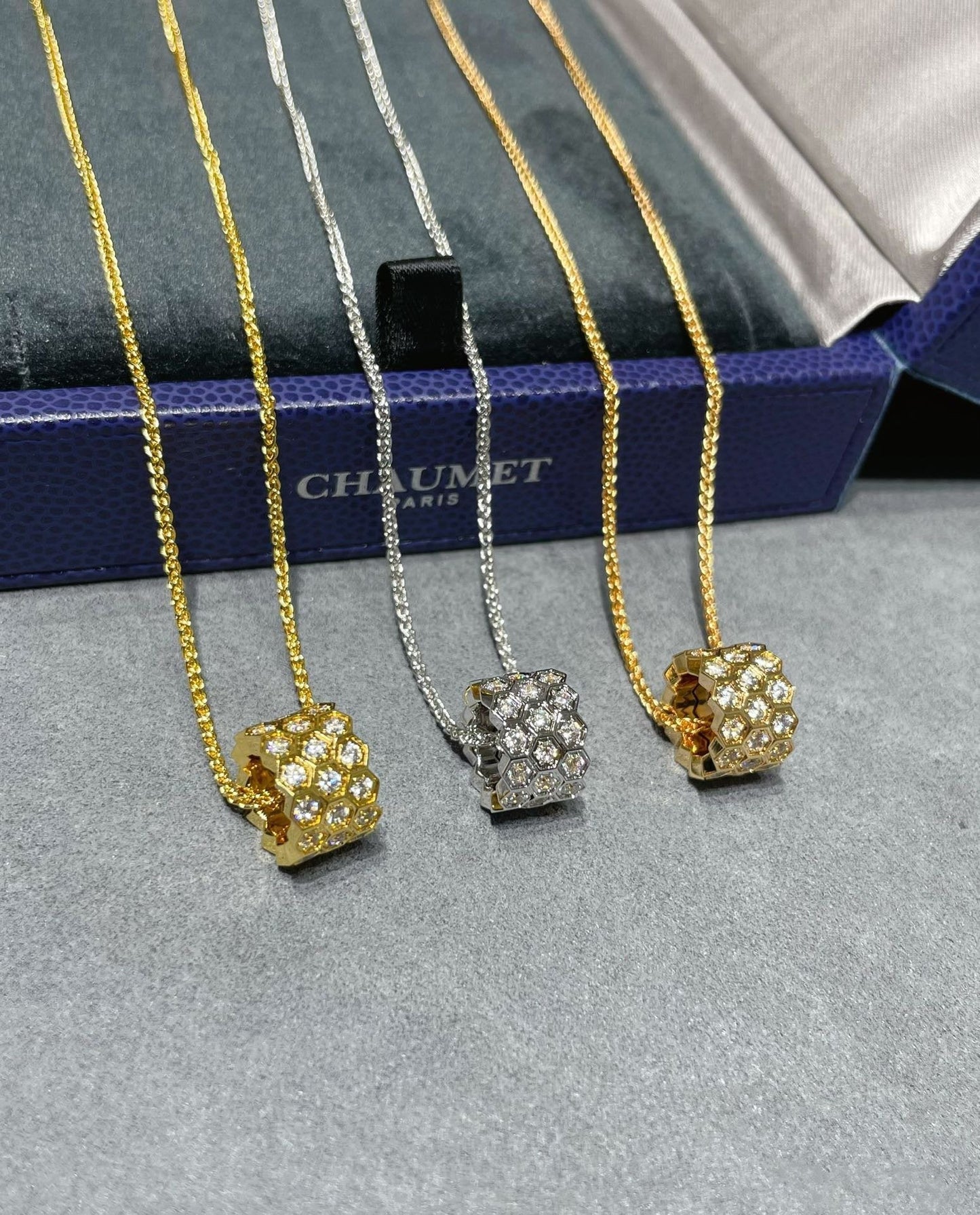 [Elitejewels]BEE LOVE DIAMOND PAVED 3 ROW NECKLACE