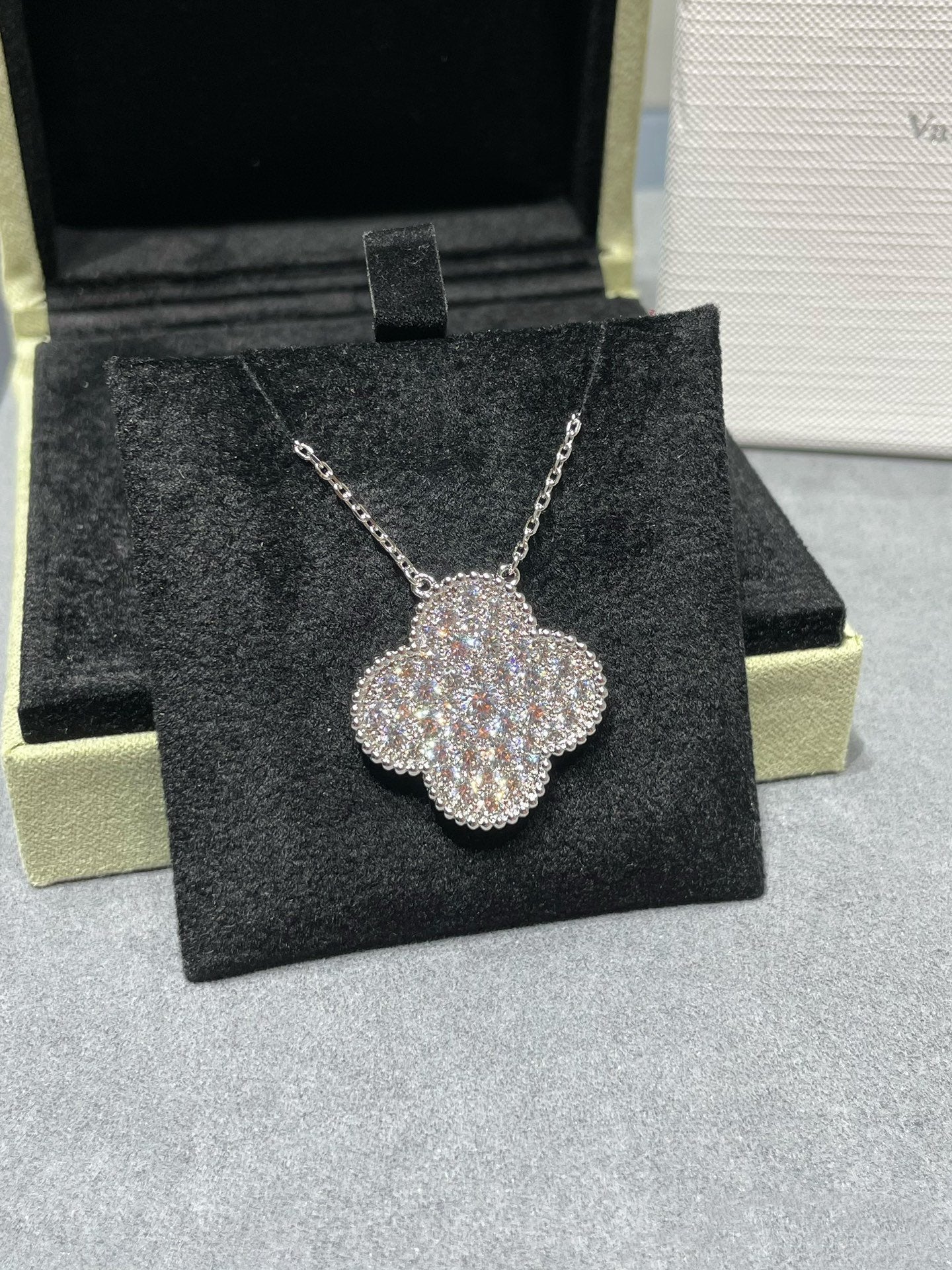 [Elitejewels]CLOVER 25MM GROßER ANHÄNGER MIT DIAMANTEN BESETZT, SILBERKETTE