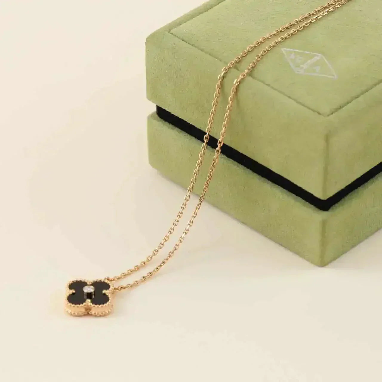 [Elitejewels]CLOVER 15MM DIAMOND ONYX NECKLACE