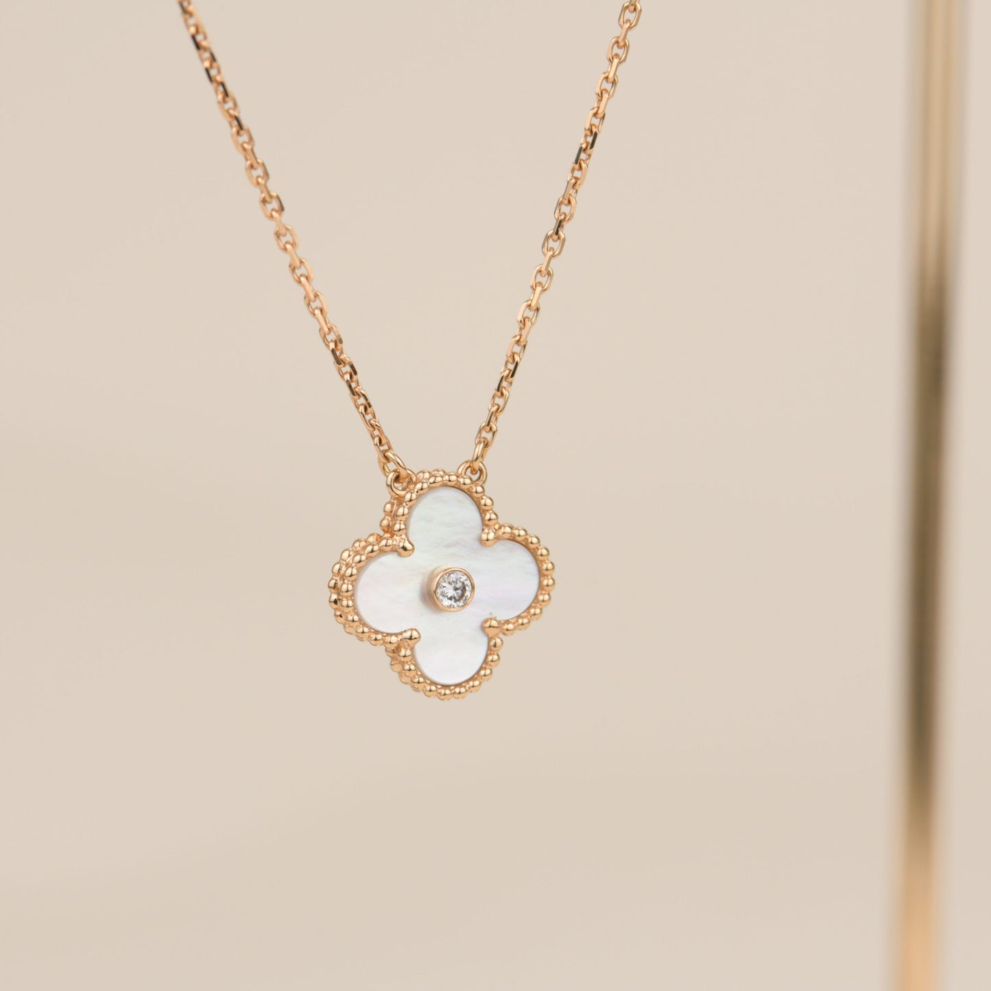 [Elitejewels]CLOVER 15MM DIAMOND WHITE FRITILLARIA NECKLACE