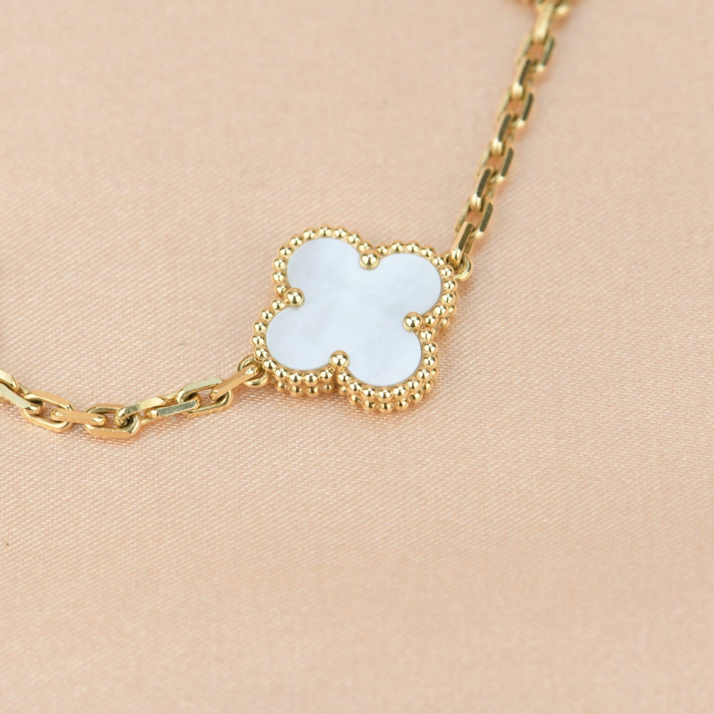 [Elitejewels]CLOVER  5 MOTIF WHITE MOP BRACELET