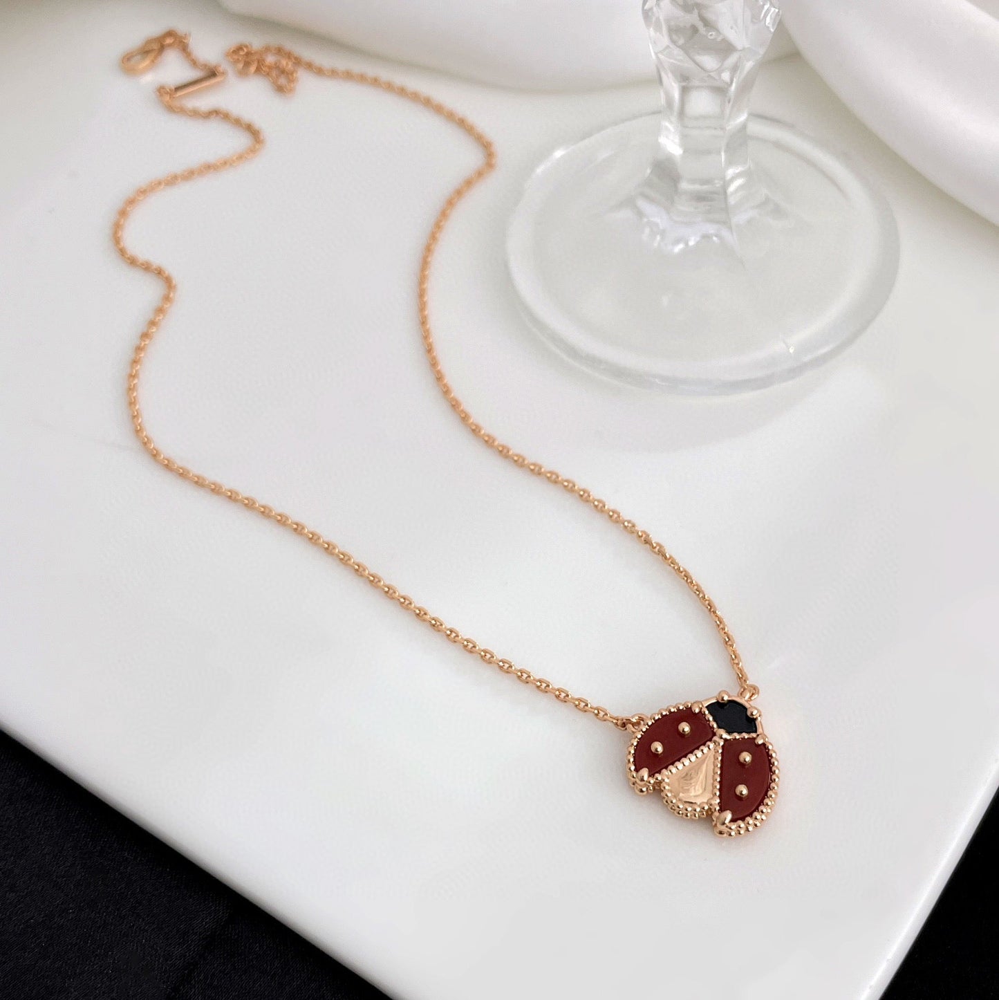 [Elitejewels]LUCKY  CARNELIANS LADYBUG NECKLACE