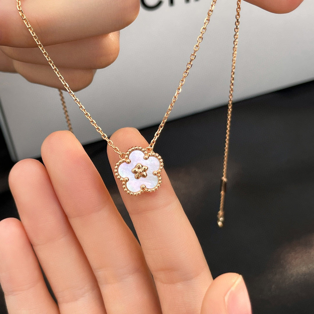 [Elitejewels]LUCKY  WHITE MOP  PLUM BLOSSOM NECKLACE