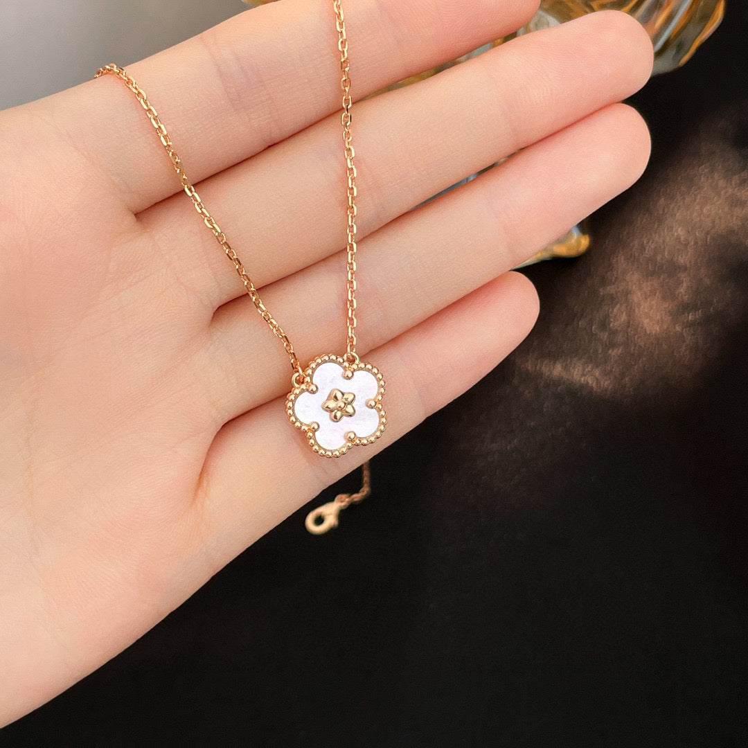 [Elitejewels]LUCKY  WHITE MOP  PLUM BLOSSOM NECKLACE