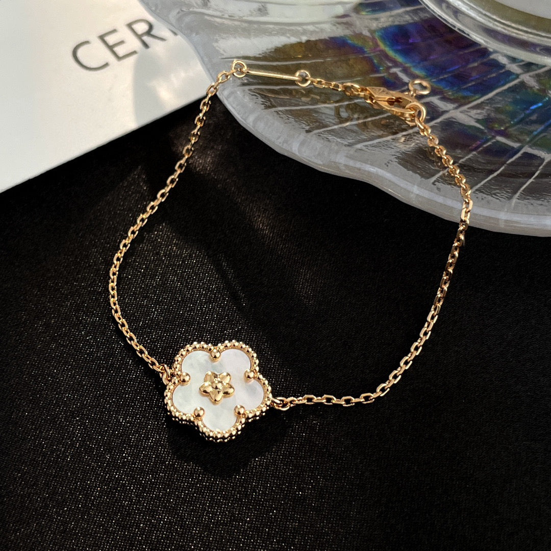 [Elitejewels]LUCKY WHITE MOP PLUM BLOSSOM  BRACELET