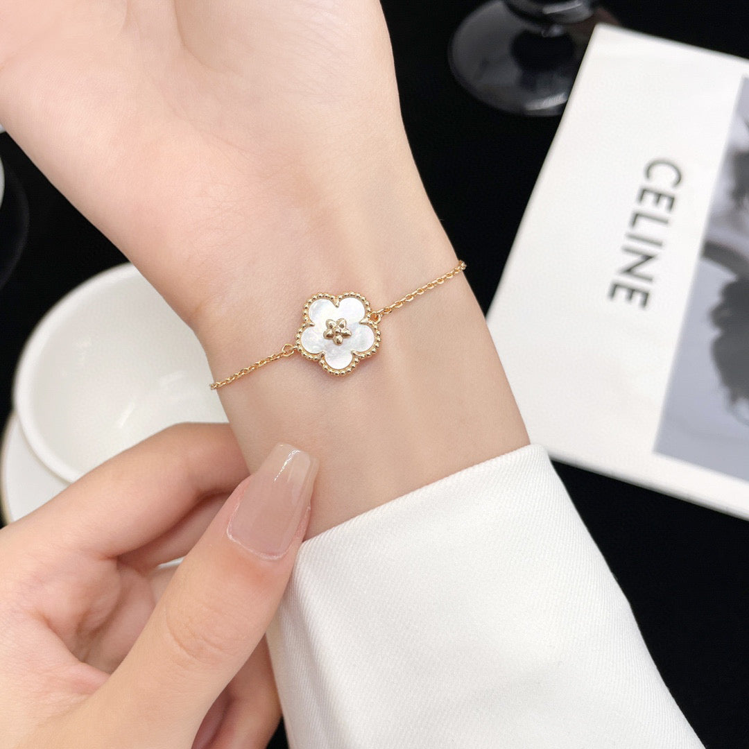 [Elitejewels]LUCKY WHITE MOP PLUM BLOSSOM  BRACELET