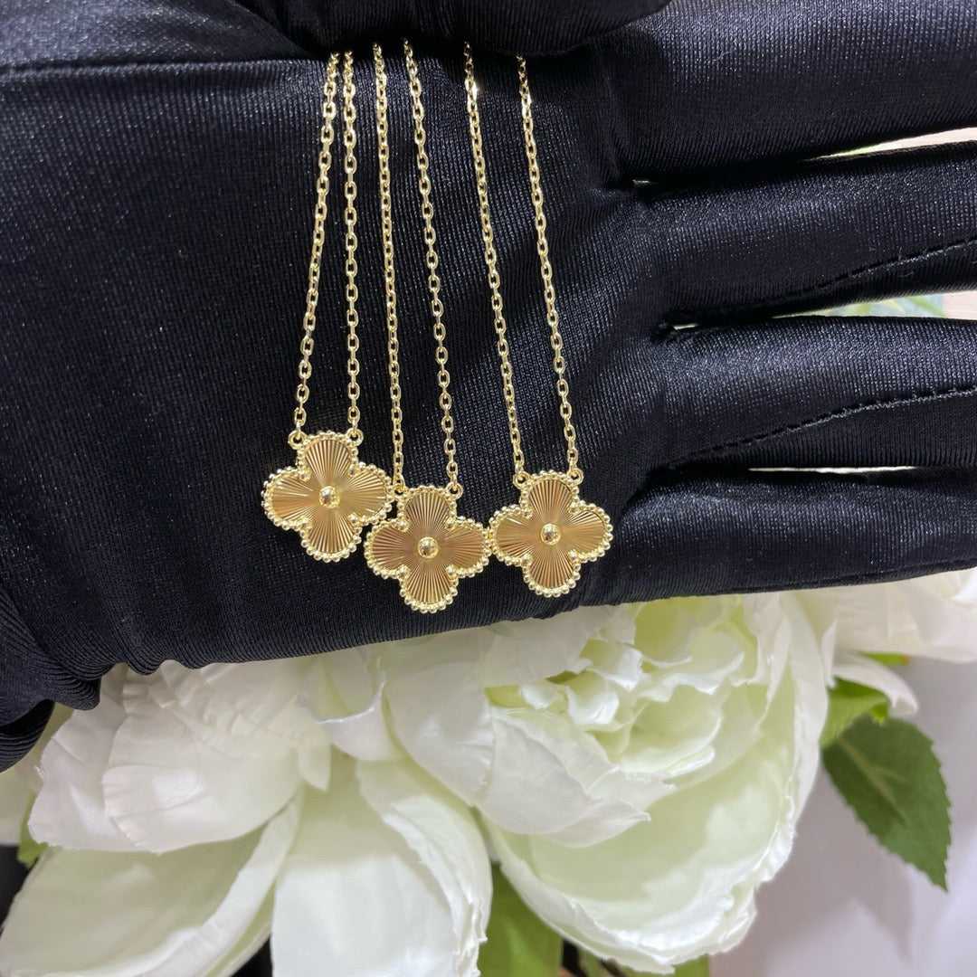 [Elitejewels]CLOVER 15MM LASER NECKLACE