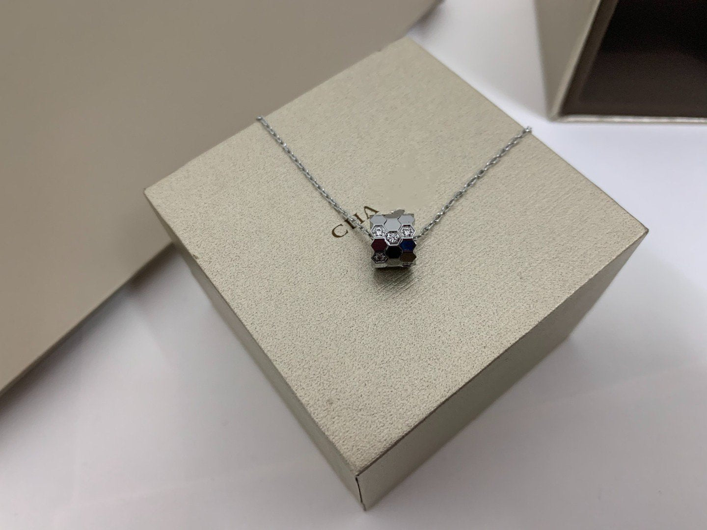 [Elitejewels]BEE LOVE DIAMOND NECKLACE