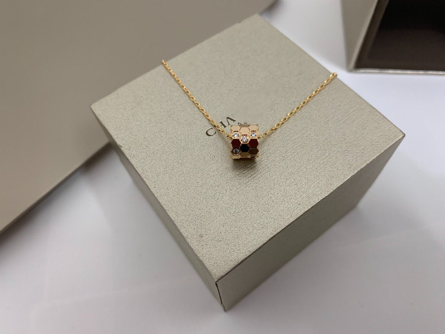 [Elitejewels]BEE LOVE DIAMOND NECKLACE