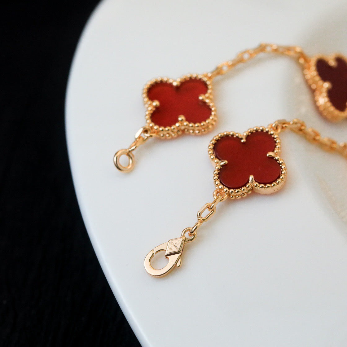 [Elitejewels]CLOVER 5 MOTIFS RED AGATE  BRACELET