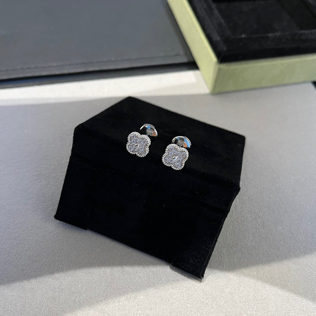 [Elitejewels]CLOVER MINI DIAMOND STUD EARRINGS