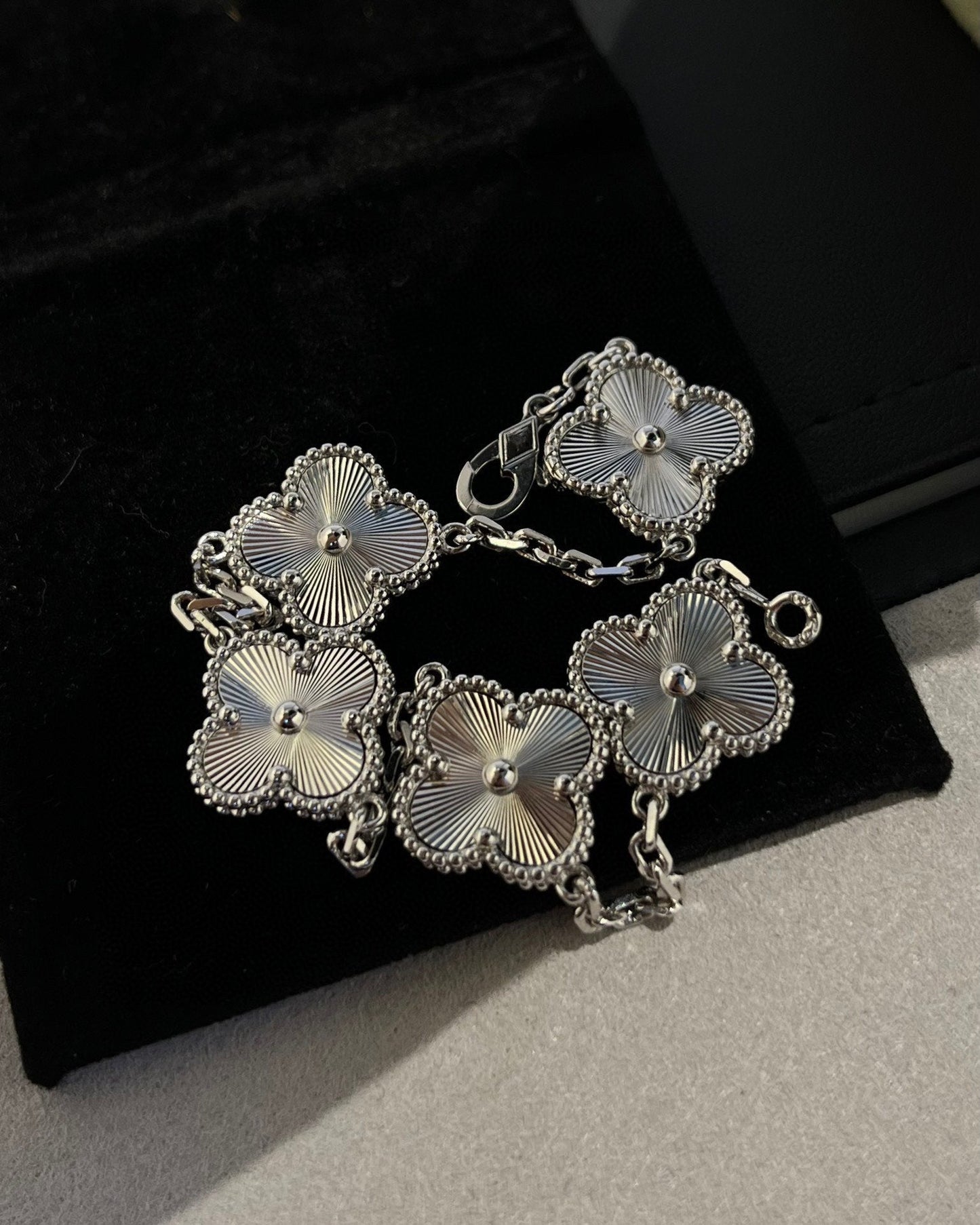 [Elitejewels]CLOVER SILVER 5 MOTIFS BRACELET